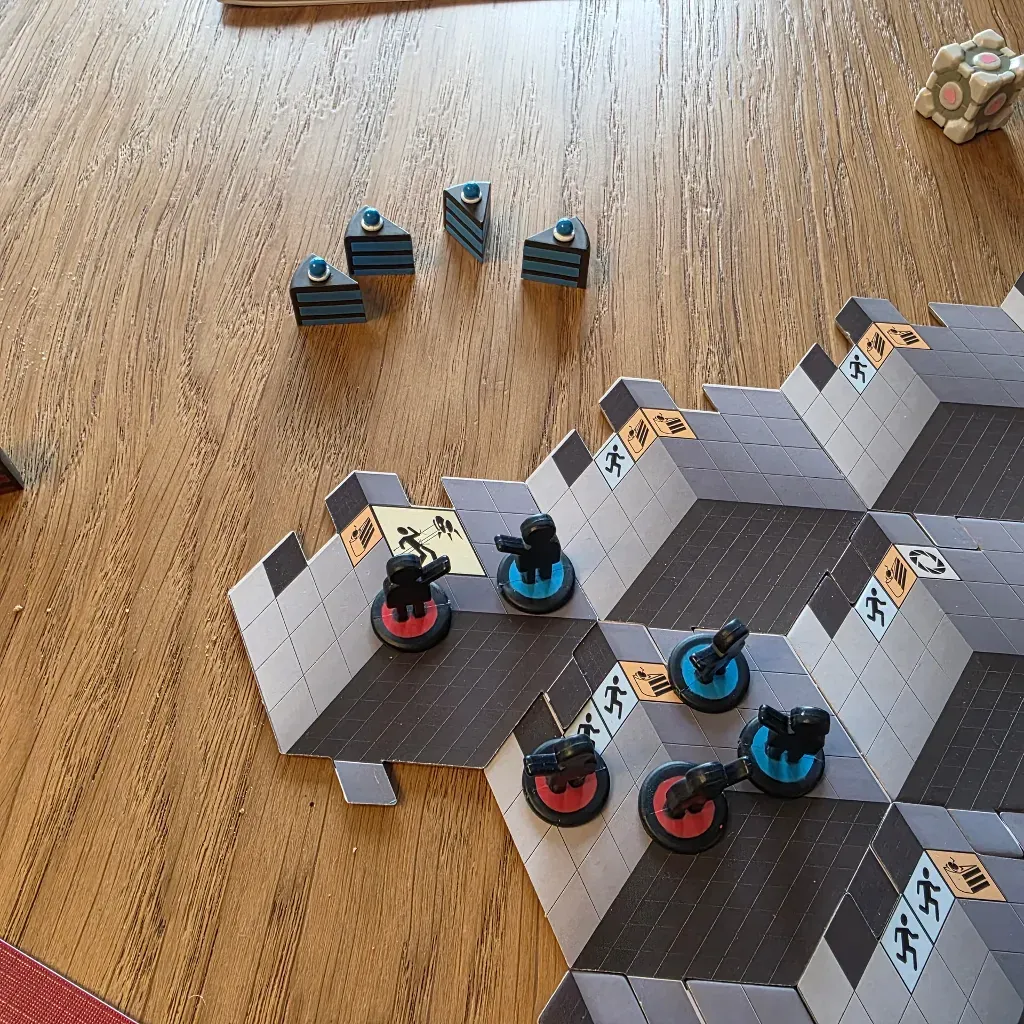 Portal The Uncooperative Cake Acquisition Game-Détail d'une partie et parts de cake.webp